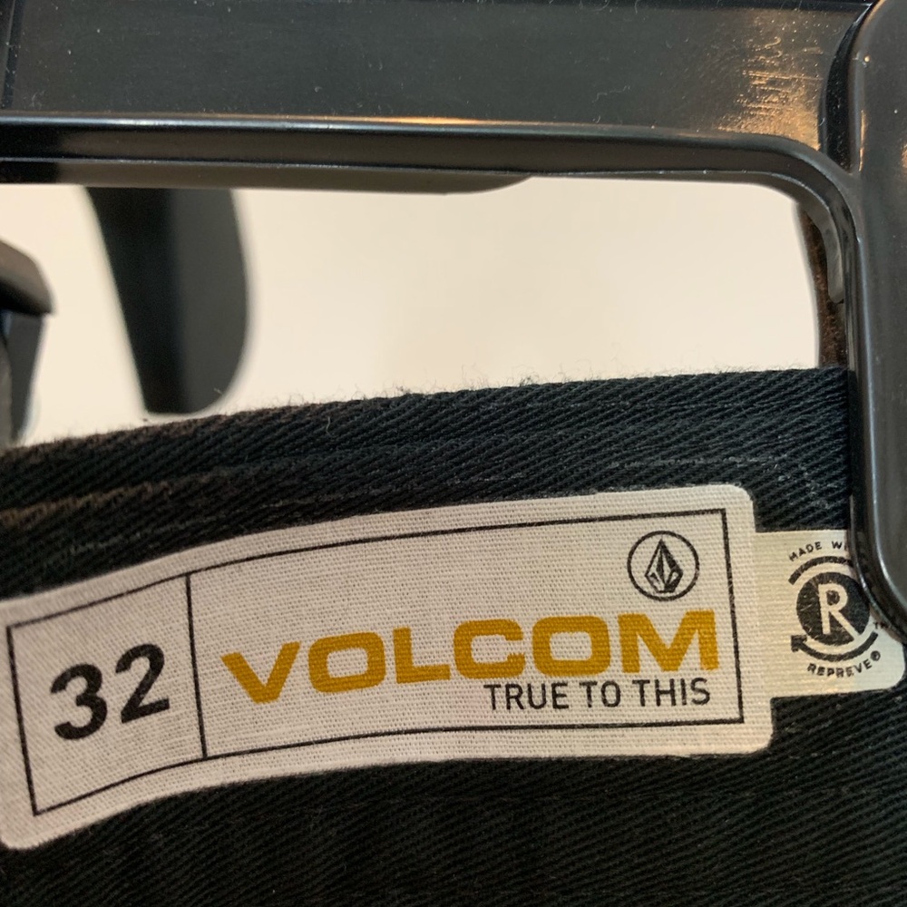 Volcom shorts - Picture 2 of 3